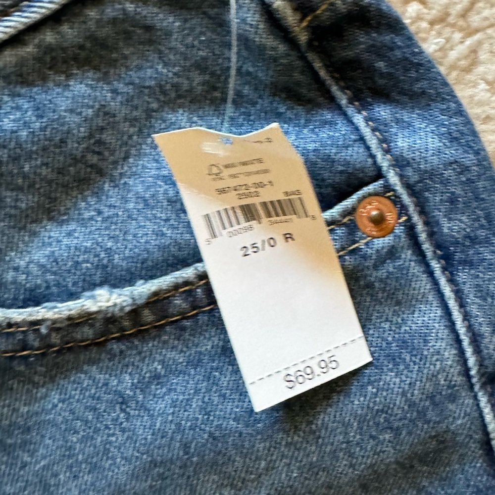 NEW Gap 8" Mid Rise '90s Loose Denim Bermuda Shorts in Medium Indigo - Picture 3 of 6